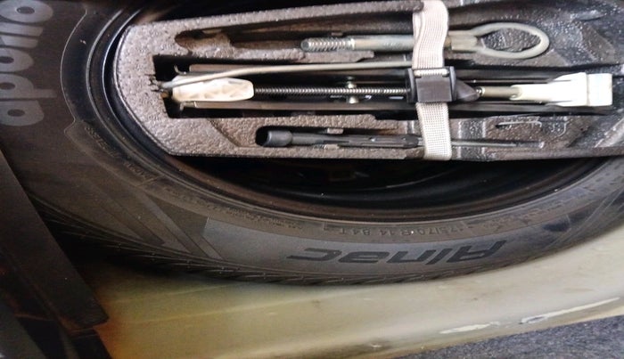 2014 Volkswagen Polo COMFORTLINE 1.2L, Diesel, Manual, 1,49,888 km, tyre