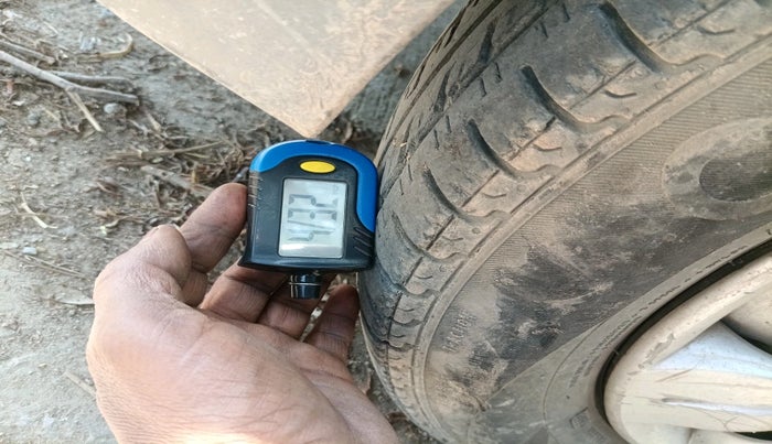 2014 Hyundai i10 SPORTZ 1.1, CNG, Manual, 1,26,073 km, tyre