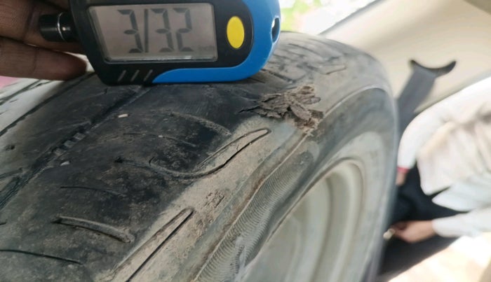 2014 Hyundai i10 SPORTZ 1.1, CNG, Manual, 1,26,073 km, tyre