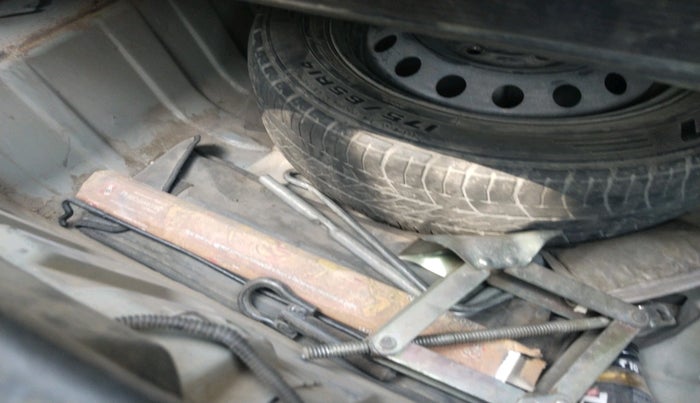 2011 Toyota Etios G, CNG, Manual, 2,25,833 km, tyre