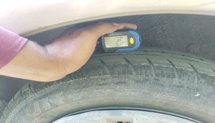 2011 Toyota Etios G, CNG, Manual, 2,25,833 km, tyre