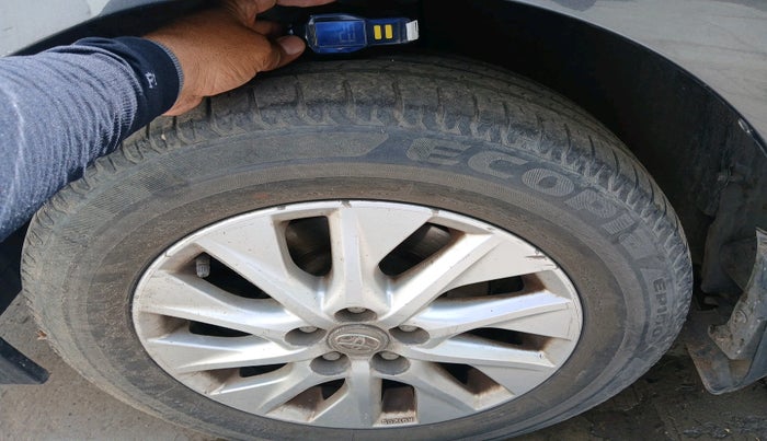 2017 Toyota Corolla Altis G PETROL, Petrol, Manual, 1,18,956 km, tyre