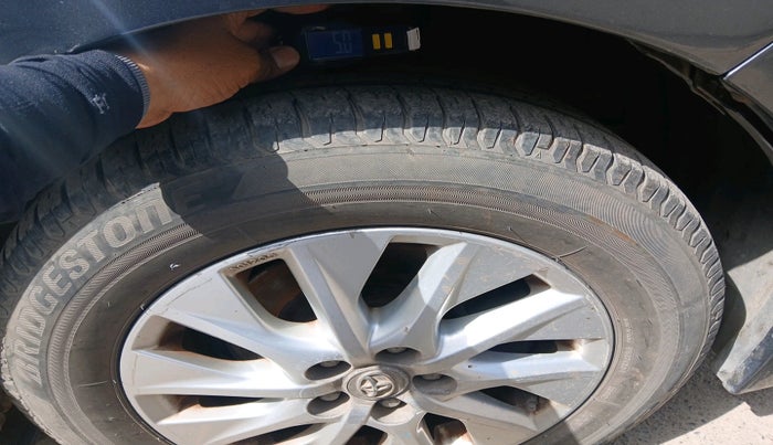 2017 Toyota Corolla Altis G PETROL, Petrol, Manual, 1,18,956 km, tyre