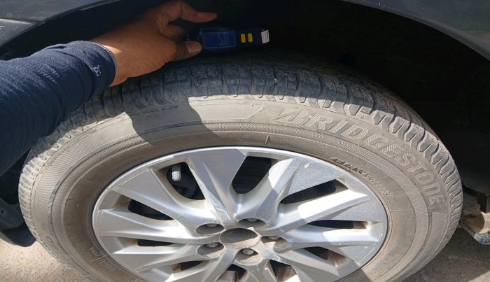 2017 Toyota Corolla Altis G PETROL, Petrol, Manual, 1,18,956 km, tyre