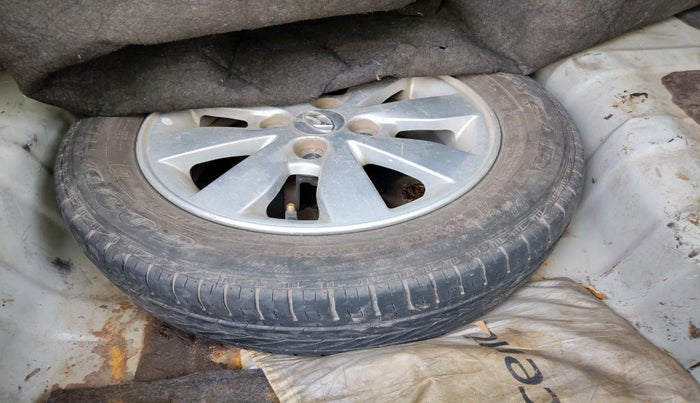 2014 Hyundai Xcent SX 1.2, Petrol, Manual, 2,85,659 km, tyre