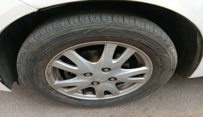 2015 Honda Brio VX AT, Petrol, Automatic, 1,19,999 km, tyre