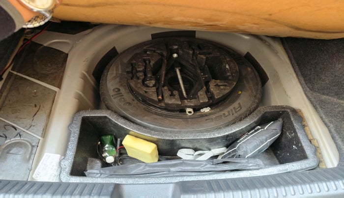 2016 Volkswagen Vento HIGHLINE 1.6 MPI, Petrol, Manual, 93,481 km, tyre