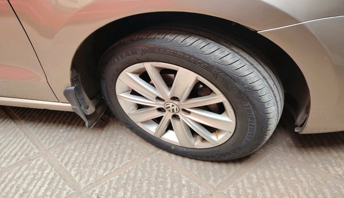 2016 Volkswagen Vento HIGHLINE 1.6 MPI, Petrol, Manual, 93,481 km, tyre