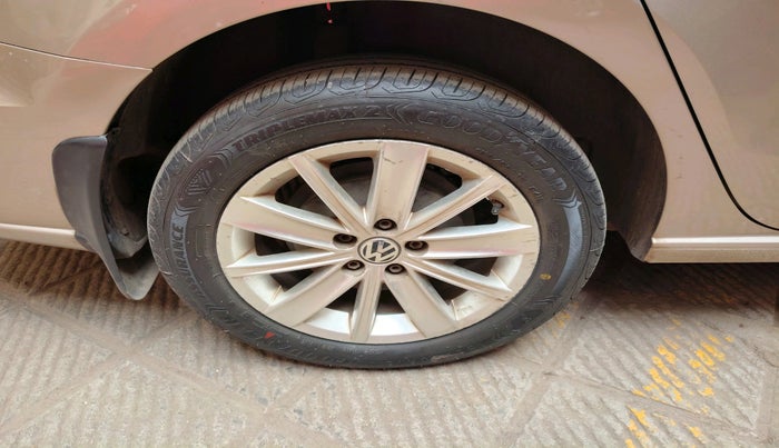 2016 Volkswagen Vento HIGHLINE 1.6 MPI, Petrol, Manual, 93,481 km, tyre