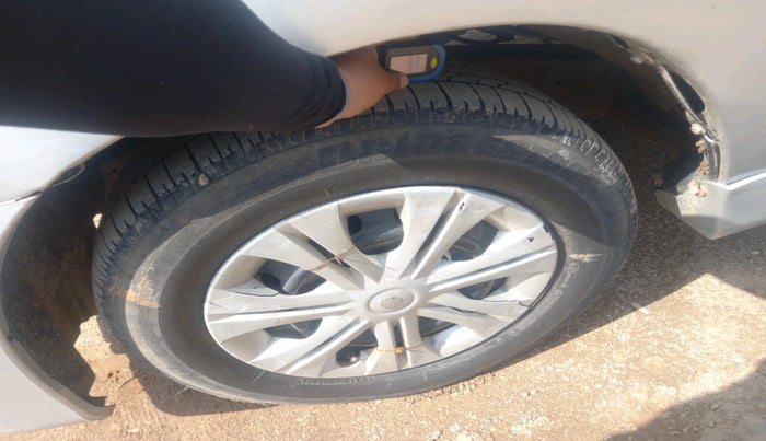 2008 Toyota Innova 2.5 G3, Diesel, Manual, 1,58,555 km, tyre