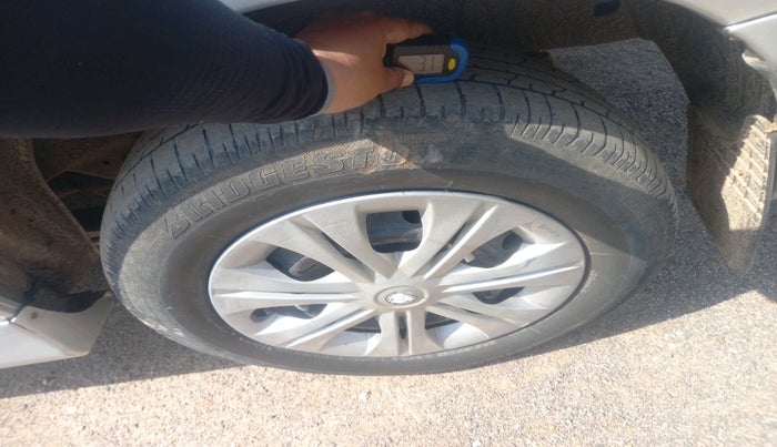 2008 Toyota Innova 2.5 G3, Diesel, Manual, 1,58,555 km, tyre