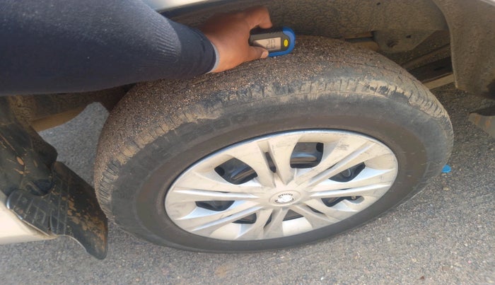 2008 Toyota Innova 2.5 G3, Diesel, Manual, 1,58,555 km, tyre