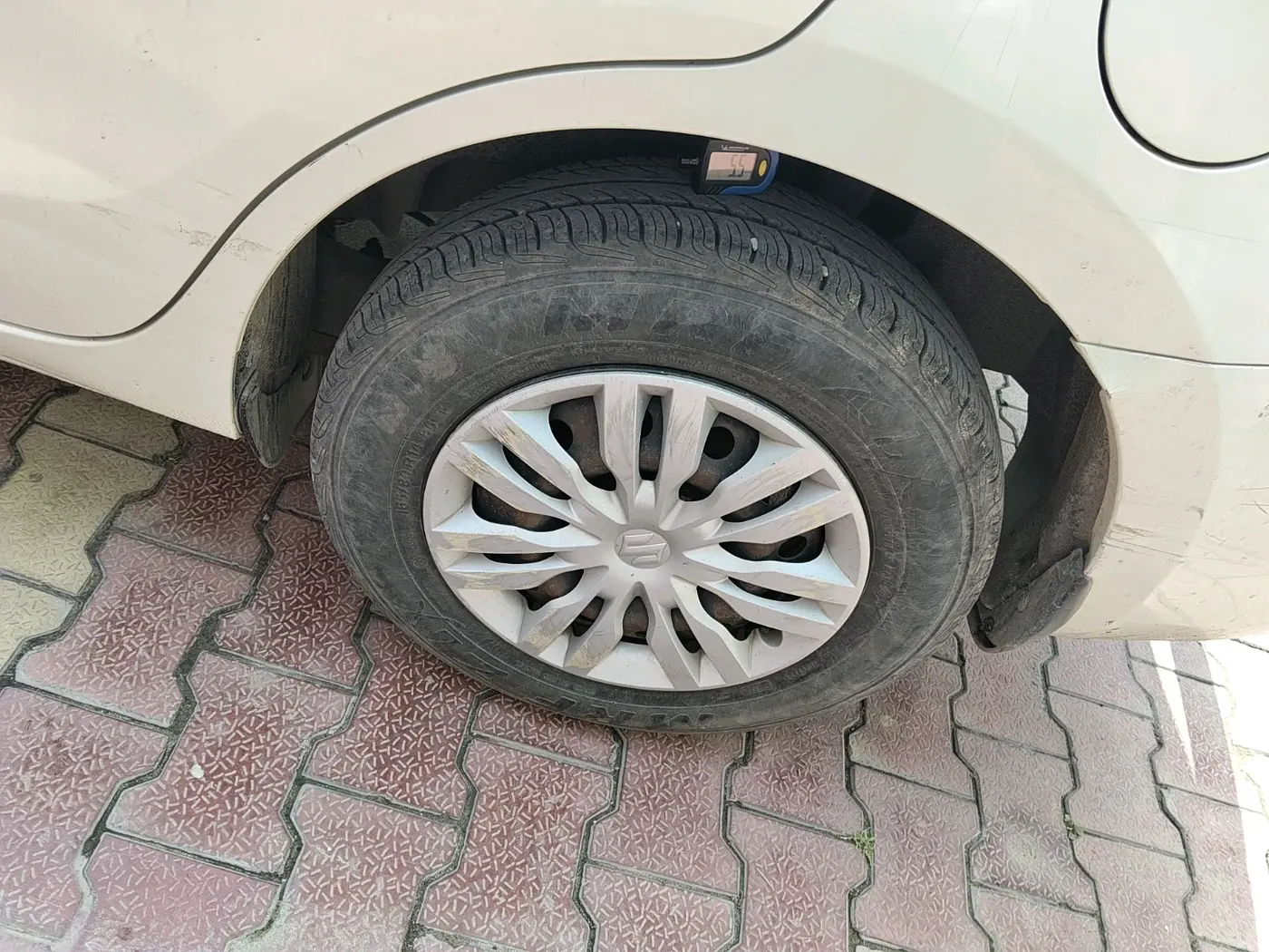2017 Maruti Dzire VXI, Petrol, Manual, 1,28,408 km, tyre