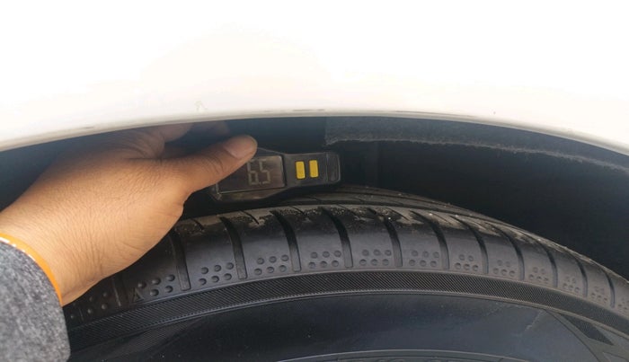 2019 Honda Civic 1.8L I-VTEC VX CVT, Petrol, Automatic, 1,06,967 km, tyre