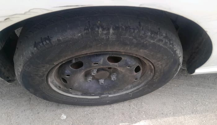 2010 Volkswagen Vento TRENDLINE DIESEL 1.6, Diesel, Manual, 99,320 km, tyre