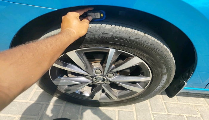 2023 Skoda SLAVIA STYLE 1.0L TSI AT, Petrol, Automatic, 6,045 km, tyre