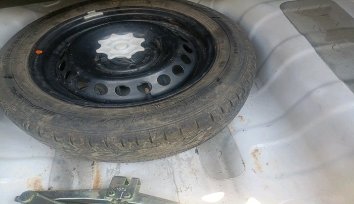 2017 Hyundai Xcent SX 1.2, Petrol, Manual, 89,152 km, tyre