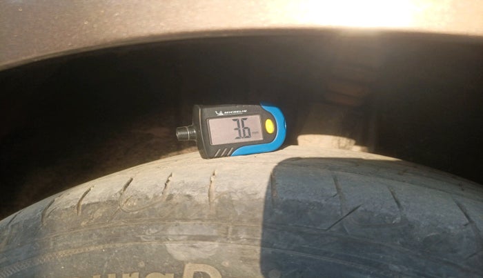 2011 Volkswagen Jetta HIGHLINE TDI AT, Diesel, Automatic, 1,36,910 km, tyre