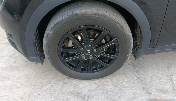 2024 Mahindra XUV700 AX 7 Luxury Pack D MT 6 STR, Diesel, Manual, 77,082 km, tyre