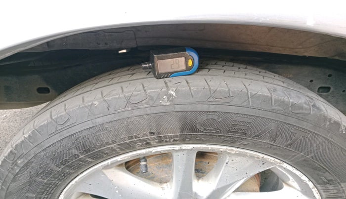 2016 Toyota Innova Crysta 2.4 GX 8 STR, Diesel, Manual, 1,75,616 km, tyre