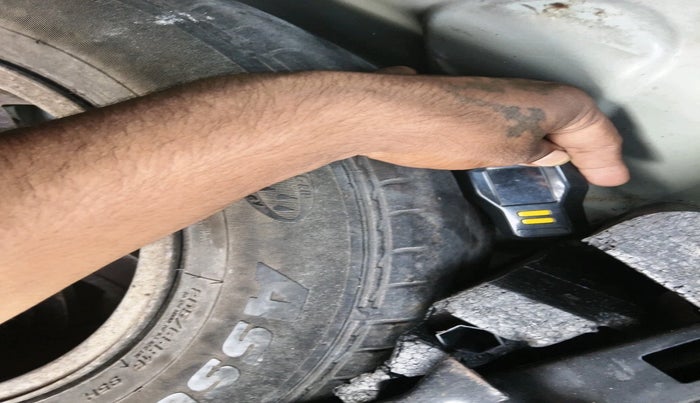 2011 Renault Fluence 1.5 E2, Diesel, Manual, 1,79,081 km, tyre