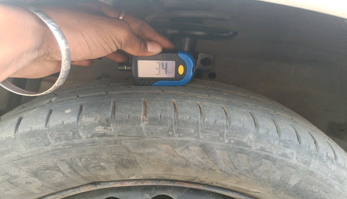 2015 Maruti Swift LXI, CNG, Manual, 3,47,787 km, tyre