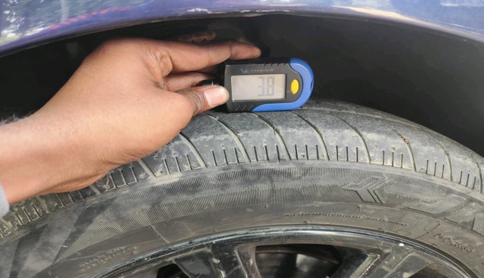 2014 Volkswagen Polo HIGHLINE DIESEL, Diesel, Manual, 1,20,151 km, tyre