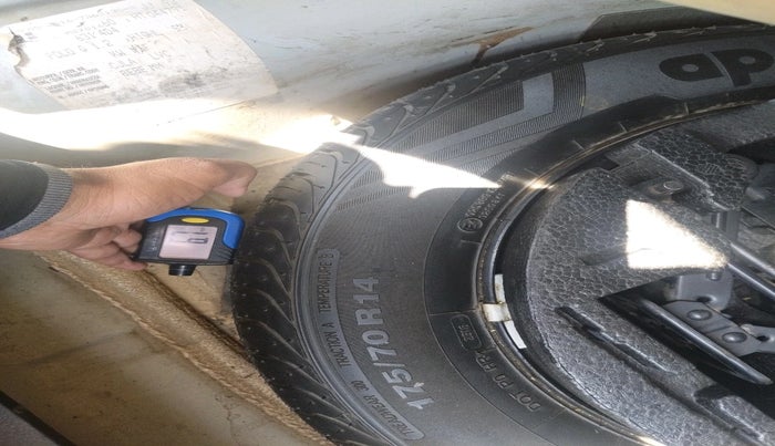 2016 Volkswagen Ameo HIGHLINE1.2L, Petrol, Manual, 1,61,828 km, tyre