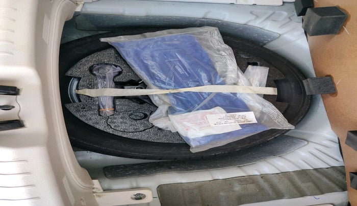 2024 Mahindra XUV 3XO AX5 1.5 Turbo Diesel, Diesel, Manual, 17,039 km, tyre