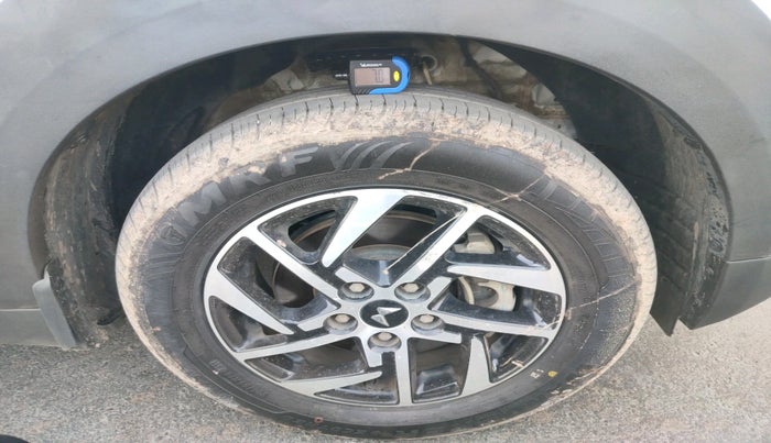 2024 Mahindra XUV 3XO AX5 1.5 Turbo Diesel, Diesel, Manual, 17,039 km, tyre