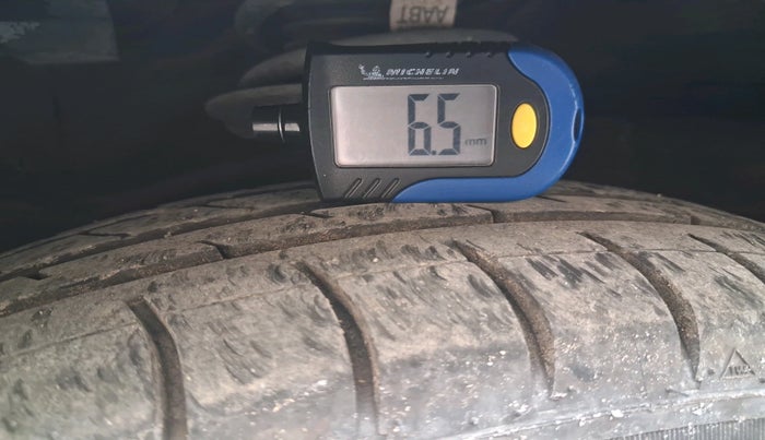 2010 Chevrolet Beat LT PETROL, Petrol, Manual, 57,302 km, tyre