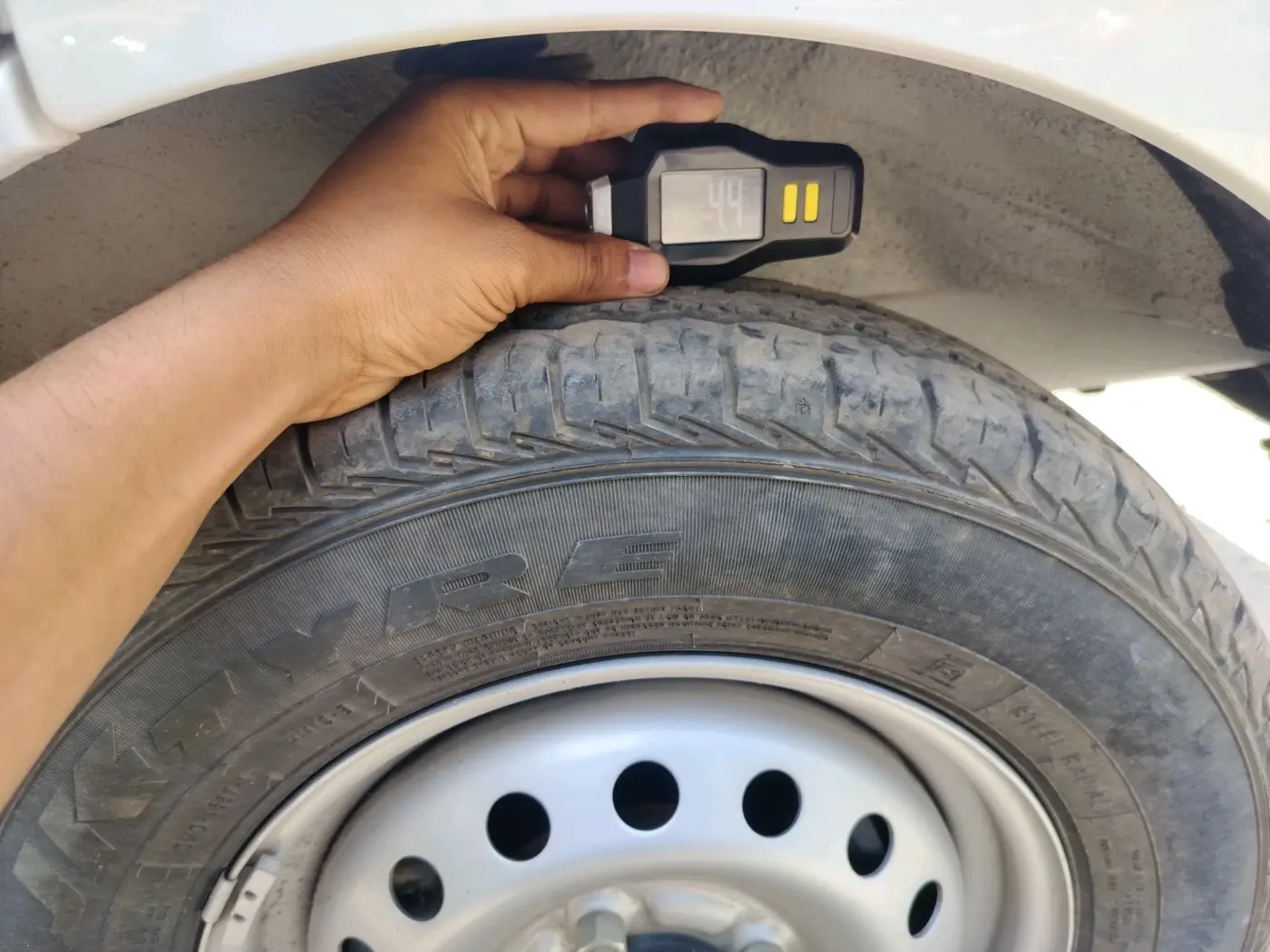 2023 Maruti Eeco 5 STR AC, Petrol, Manual, 13,877 km, tyre