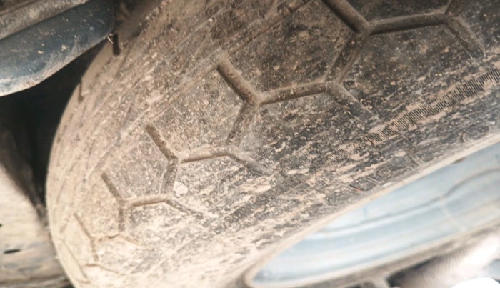 2022 Mahindra XUV700 AX 5 P MT 5 STR, Petrol, Manual, 51,507 km, tyre