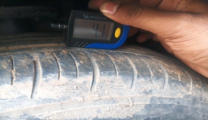 2022 Mahindra XUV700 AX 5 P MT 5 STR, Petrol, Manual, 51,507 km, tyre