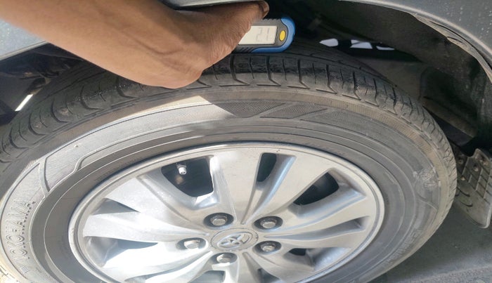 2011 Toyota Innova V 2.5 7 STR, Diesel, Manual, 1,70,121 km, tyre