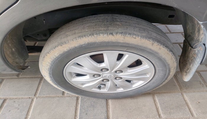 2011 Toyota Innova V 2.5 7 STR, Diesel, Manual, 1,70,121 km, tyre