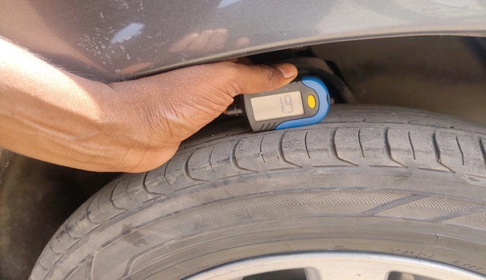 2011 Toyota Innova V 2.5 7 STR, Diesel, Manual, 1,70,121 km, tyre