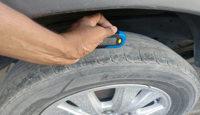 2011 Toyota Innova V 2.5 7 STR, Diesel, Manual, 1,70,121 km, tyre