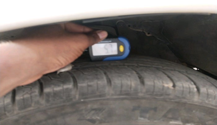 2011 Toyota Innova 2.5 G4 7 STR, Diesel, Manual, 1,99,330 km, tyre