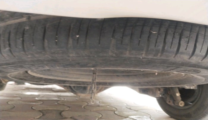 2011 Toyota Innova 2.5 G4 7 STR, Diesel, Manual, 1,99,330 km, tyre