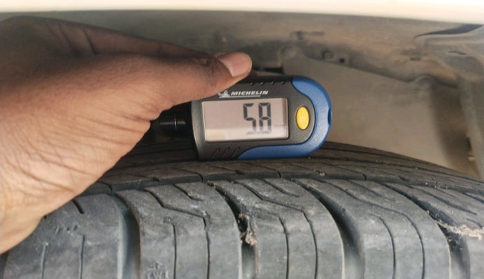 2011 Toyota Innova 2.5 G4 7 STR, Diesel, Manual, 1,99,330 km, tyre