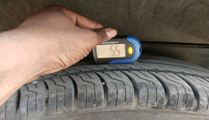 2011 Toyota Innova 2.5 G4 7 STR, Diesel, Manual, 1,99,330 km, tyre