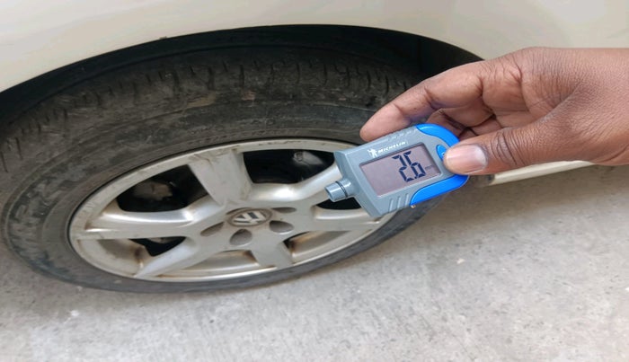 2012 Volkswagen Vento HIGHLINE 1.6 MPI, Petrol, Manual, 1,15,228 km, tyre