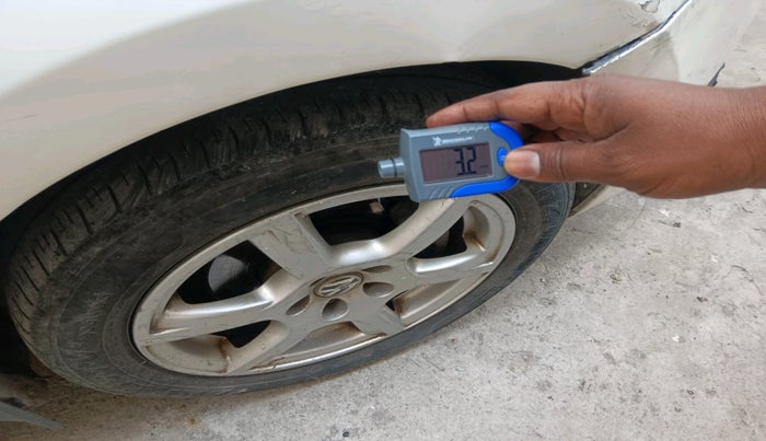 2012 Volkswagen Vento HIGHLINE 1.6 MPI, Petrol, Manual, 1,15,228 km, tyre