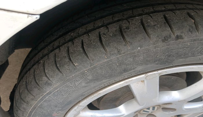 2012 Volkswagen Vento HIGHLINE 1.6 MPI, Petrol, Manual, 1,15,228 km, tyre