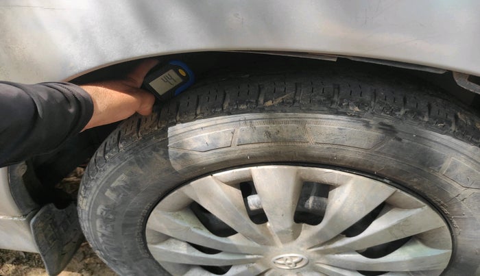 2012 Toyota Innova GX 2.5 7 STR, Diesel, Manual, 3,19,222 km, tyre