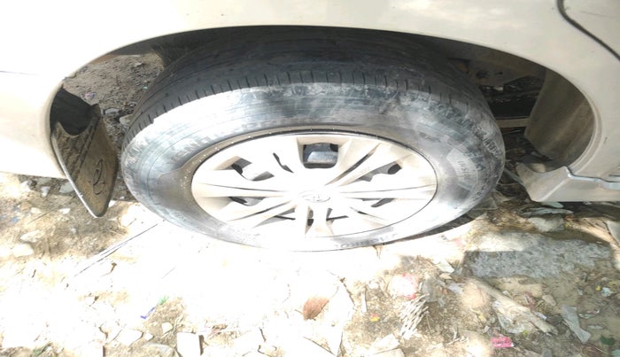 2012 Toyota Innova GX 2.5 7 STR, Diesel, Manual, 3,19,222 km, tyre