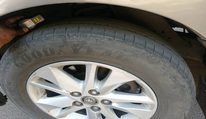 2017 Toyota Innova Crysta 2.4 ZX 7 STR, Diesel, Manual, 1,41,213 km, tyre