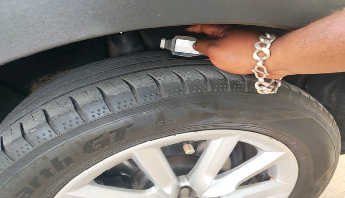 2014 Audi Q3 2.0 TDI, Diesel, Automatic, 1,60,341 km, tyre