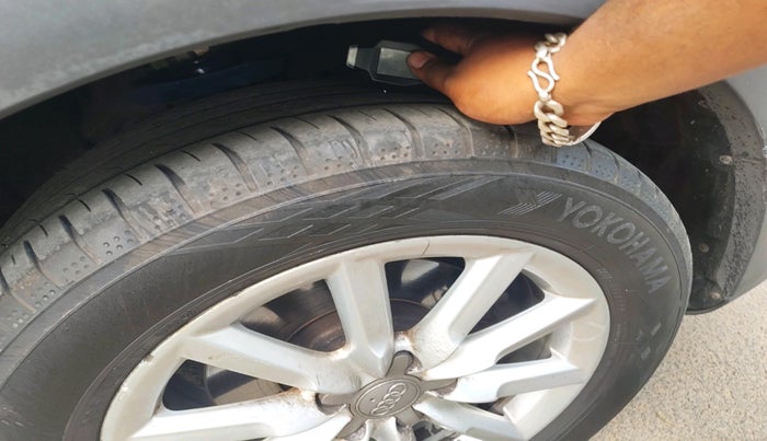 2014 Audi Q3 2.0 TDI, Diesel, Automatic, 1,60,341 km, tyre